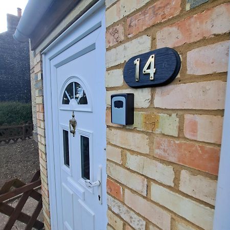 Generous 3 Bed In The Heart Of The Village Huntingdon Exteriör bild