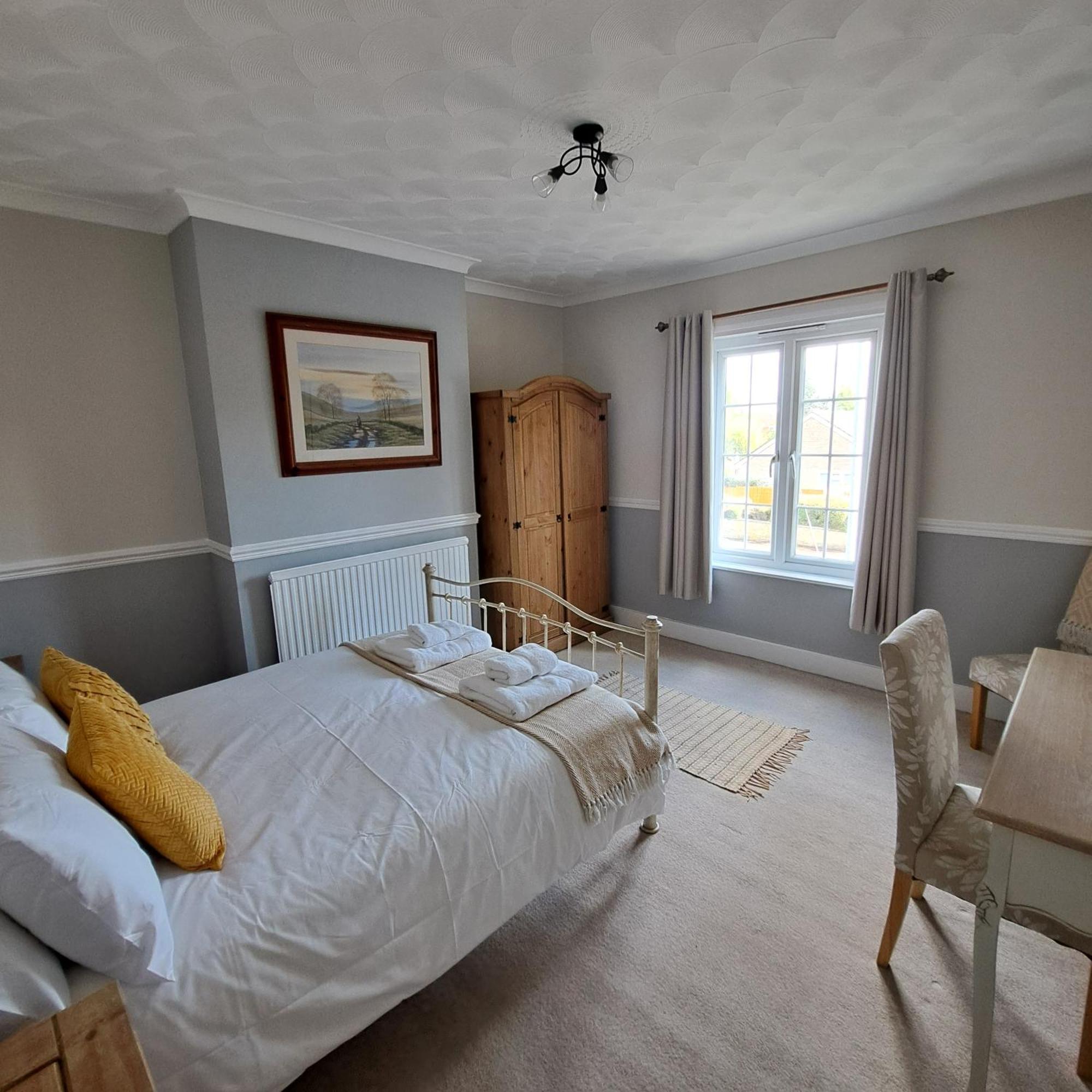 Generous 3 Bed In The Heart Of The Village Huntingdon Exteriör bild