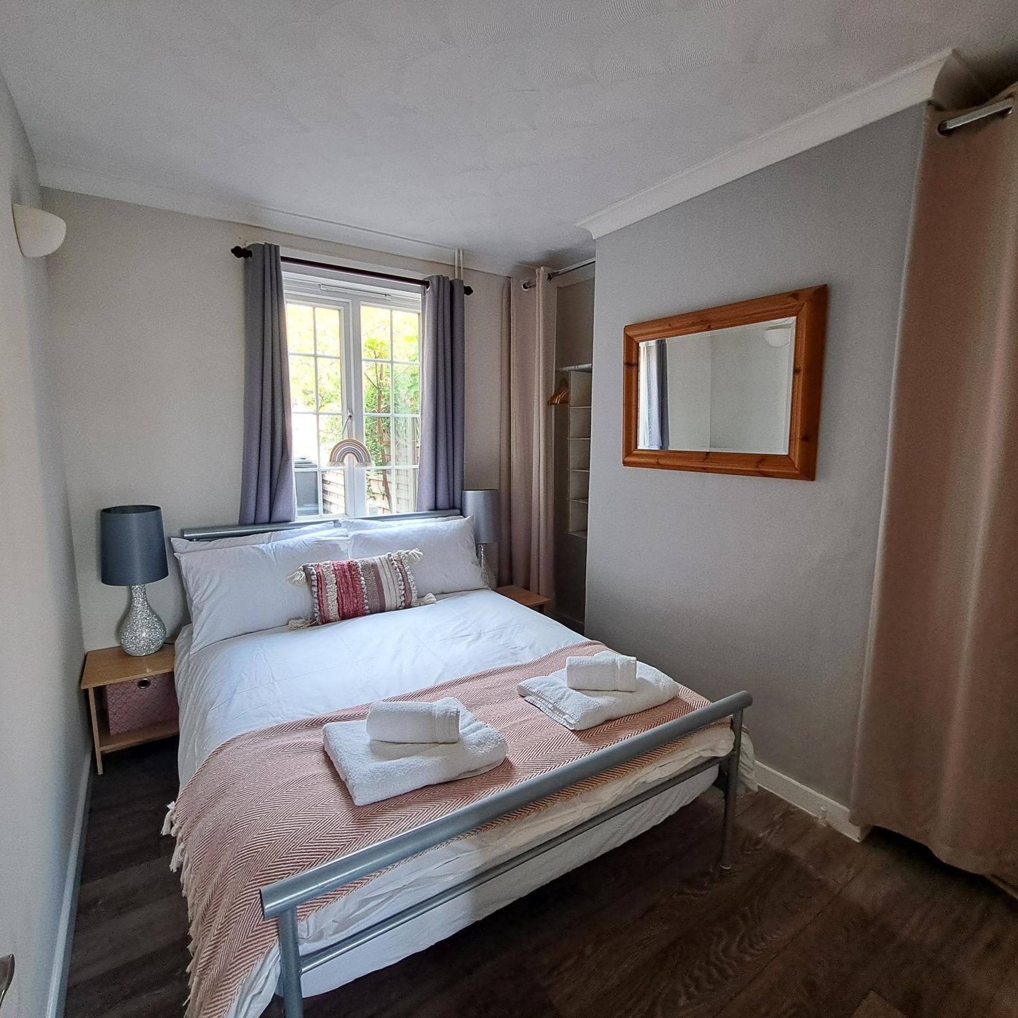 Generous 3 Bed In The Heart Of The Village Huntingdon Exteriör bild