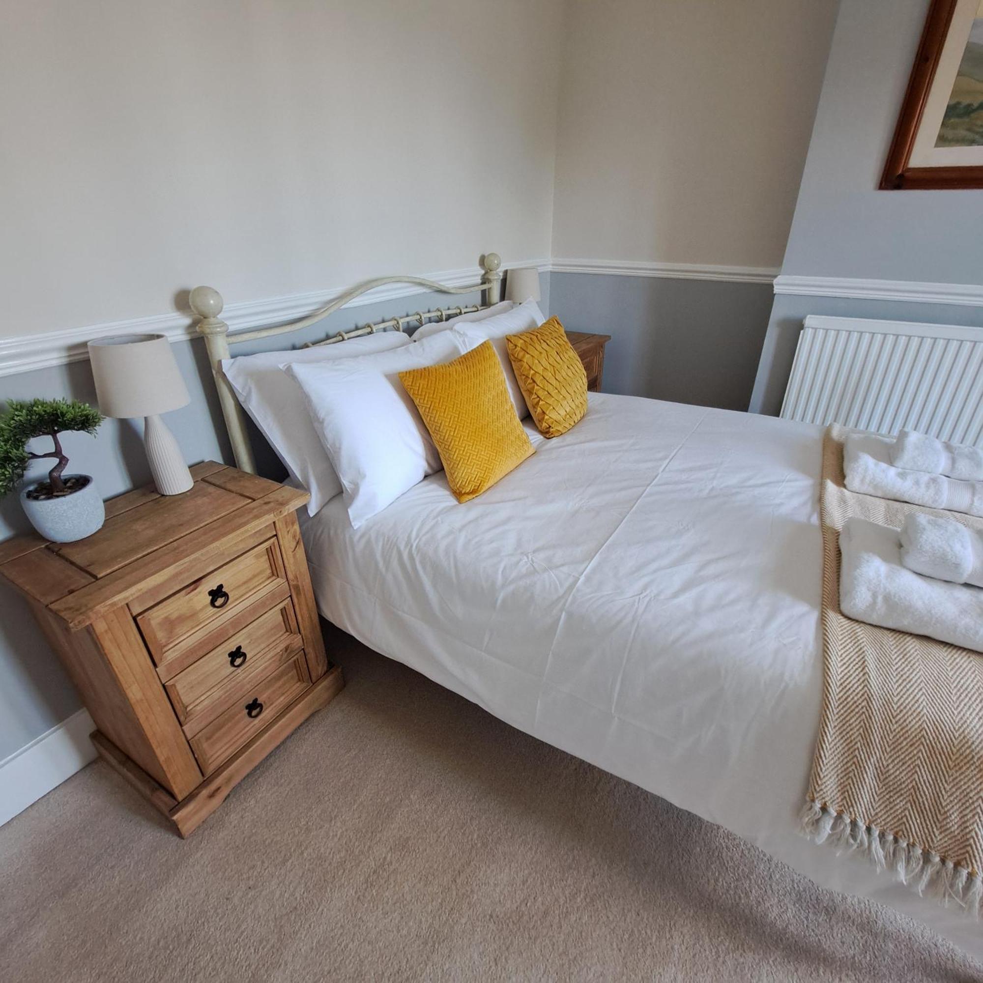 Generous 3 Bed In The Heart Of The Village Huntingdon Exteriör bild