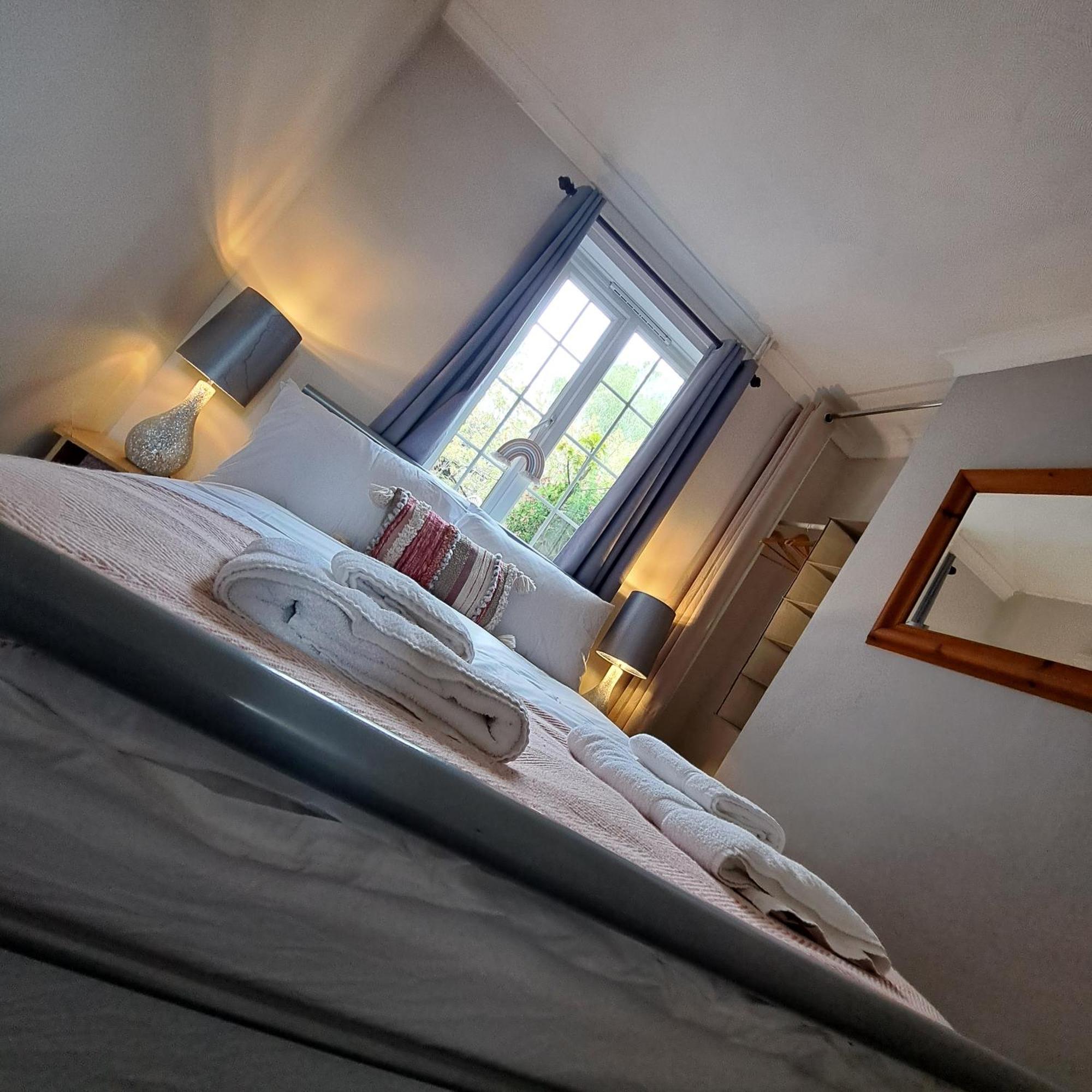 Generous 3 Bed In The Heart Of The Village Huntingdon Exteriör bild