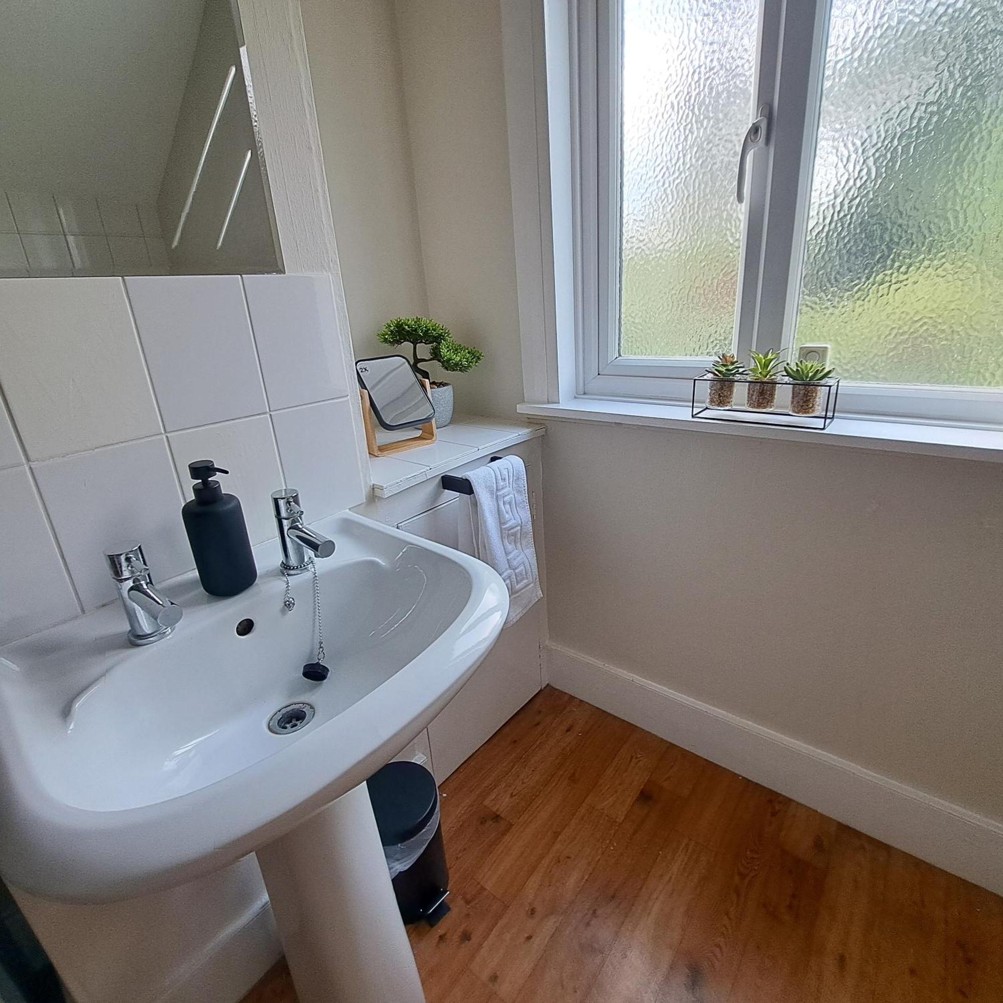 Generous 3 Bed In The Heart Of The Village Huntingdon Exteriör bild