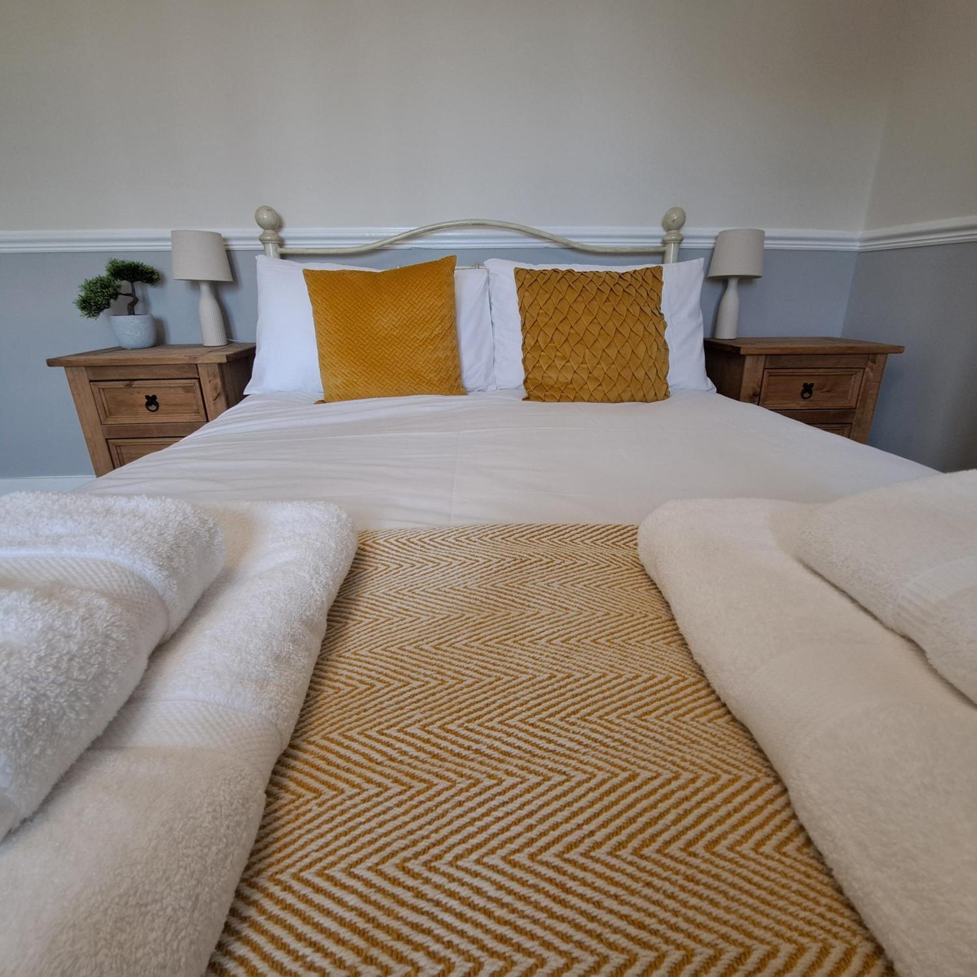 Generous 3 Bed In The Heart Of The Village Huntingdon Exteriör bild