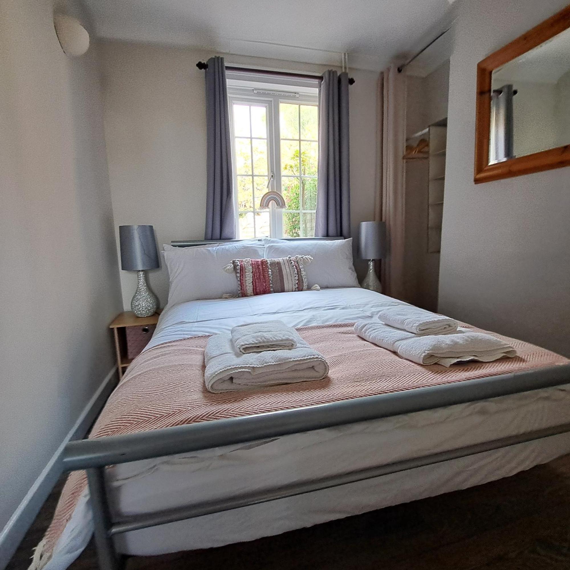 Generous 3 Bed In The Heart Of The Village Huntingdon Exteriör bild